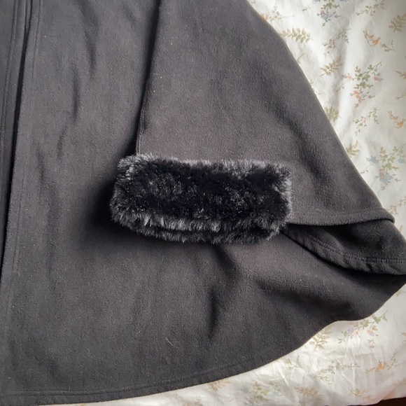 Faux fur trim black coat in great condition size large / extra large - Picture 5 of 8